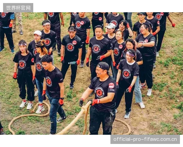 斯巴达勇士赛的惩罚机制(如波比跳),为克服障碍赋予了超越排名的戏剧化价值 斯巴达勇士赛的惩罚机制(如波比跳),为克服障碍赋予了超越排名的戏剧化价值